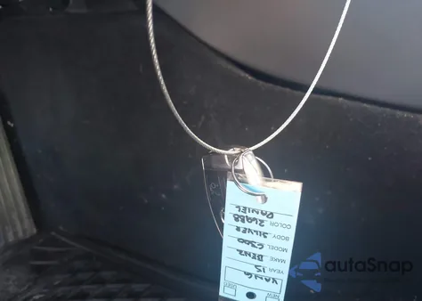 2015 Mercedes-Benz C 300 z USA, uszkodzony, nr VIN 55SWF4JB1FU057736